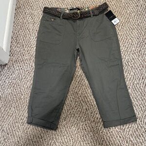 NWT One 5 One cropped white pants. Size 16
Olive Green
